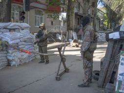 Soldados cerca del edificio de seguridad en Slavjansk en Ucrania. EFE /
