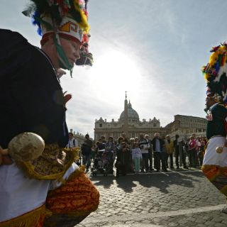 Bailan la Guelaguetza en Vaticano antes de canonización de Papas