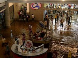 Un centro comercial de Tegucigalpa fue afectado por las fuertes Olas de hasta dos metros de altura. Tomada de @Gabriellas_B. ESPECIAL /