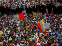 Cientos de manifestantes atravesaron pacíficamente un trecho de la avenida principal de Bello Monte. EFE /
