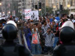 En El Cairo, cientos de activistas y manifestantes seculares protestaron frente al palacio presidencial. AP /