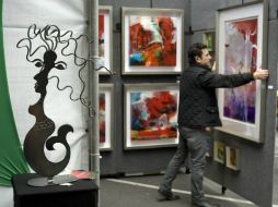 Alejandro Martínez quien ha participado en 15 ediciones de la feria, vendió cuatro obras de arte. EFE /