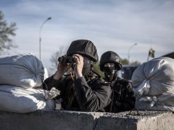 Las fuerzas especiales de Ucrania continúan con las operaciones para sofocar disturbios que amenazan a las próximas elecciones. EFE /