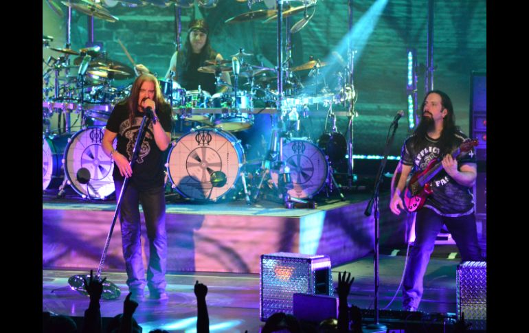 Aplausos y gritos ensordecedores brindaron los tapatíos a esta banda en su último concierto como parte de esta gira.  /