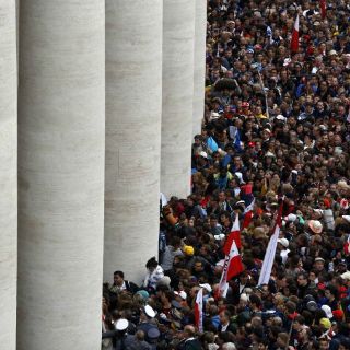 Cientos de miles de fieles ya llenan Plaza de San Pedro para la canonización