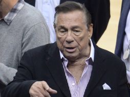 La NBA investiga supuestos comentarios racistas de Donald Sterling durante una llamada telefónica con su novia. ARCHIVO /