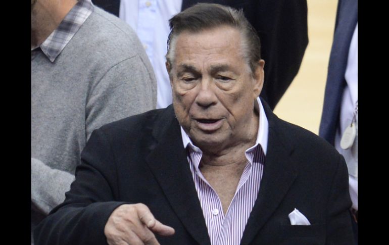La NBA investiga supuestos comentarios racistas de Donald Sterling durante una llamada telefónica con su novia. ARCHIVO /