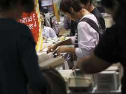 Los libreros y editores aprovechan para dar descuentos en saldos. EFE /