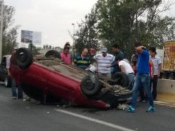 La volcadura de un vehículo, cuyo conductor salió ileso, ocurrido en Zapopan. Foto: @TraficoZMGuadalajara. ESPECIAL /