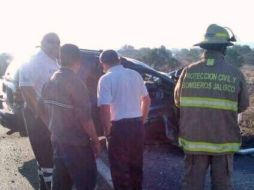 Al lugar, acudieron rescatistas municipales y estatales para realizar las tareas de atención prehospitalaria. Foto:@TraficoZMGuadalaja. ESPECIAL /