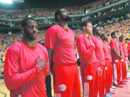 Los jugadores de los Clippers calentaron en la previa y cantaron el himno con sus camisetas al revés como símbolo de protesta. AP /