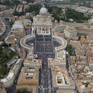 Latinoamérica celebra la santificación de Juan Pablo II