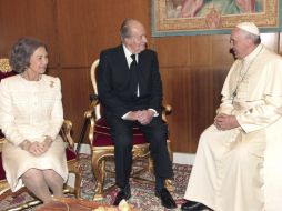 Los soberanos obsequiaron a Francisco dos libros con la obra mística de San Juan de la Cruz y Santa Teresa de Jesús. EFE /