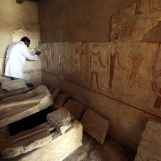 Descubren tumba con restos de unas 50 momias en Egipto