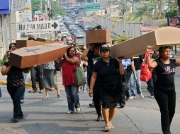 Se concentraron frente a la Casa Presidencial y marcharon hasta la sede de la Corte Suprema de Justicia. AFP /