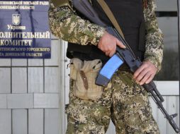 Un militante prorruso armado hace guardia en el ayuntamiento de Konstantinovka. EFE /