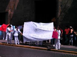 Los manifestantes buscan tener diálogo con el secretario de Salud.  /