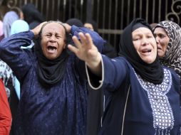 Familiares de los sentenciados reaccionan luego de conocer las condenas. EFE /