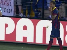 Alves tomó la banana y se la comió, en un gesto que ha dado la vuelta al mundo. ESPECIAL /