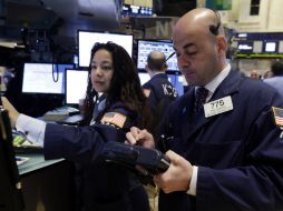 La sesión estuvo marcada por una posible fusión en el sector de servicios de salud y por pérdidas del Bank of America. AP /