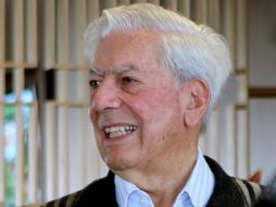 Vargas Llosa indica que nunca deja de escribir, y morirá escribiendo. EFE /