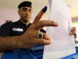 La votación fue adelantada para policías y soldados para que estén listos para para proteger los centros de votación. AFP /