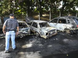 Desconocidos queman tres vehículos tras la muerte de una anciana en el conjunto de favelas de Alemao. EFE /