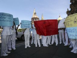 Unos 40 trabajadores de la Maternidad López Mateos se manifestaron ya que dicen los despidieron de manera injustificada.  /