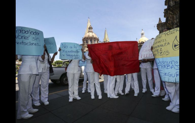 Unos 40 trabajadores de la Maternidad López Mateos se manifestaron ya que dicen los despidieron de manera injustificada.  /