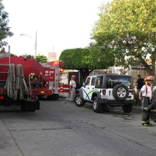 Incendio en Jardines de la Cruz; civil extrae a víctima