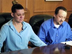 Missie McGuire junto a Dennis McGuire durante una conferencia donde anunciaron que van a demandar al  estado. AP /