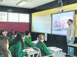 Una clase con el pizarrón inteligente en la secundaria 70 de Tlaquepaque.  /