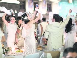 Look. El código de vestimenta indica que los comensales deben ir de blanco, ya que este color representa la igualdad.DINER EN BLANC  /