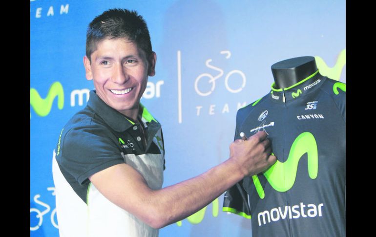 Nairo Quintana, firma una camisa del equipo de Movistar durante una rueda de prensa antes de viajar a competir en el Giro.  /