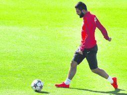 Por el doblete. Arda Turán controla el balón en el entrenamiento previo al viaje que llevó al Atlético de Madrid a Londres. EFE /