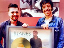 Juanes comparte una imagen de su disco de oro en su cuenta de Facebook. ESPECIAL /