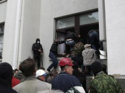 Un grupo de separatistas entra en el edificio la Administración Regional de Lugansk, Ucrania. EFE /