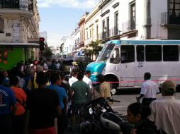 Es una camioneta la que no respetó el semáforo, lo que provoca que un camión la impacte y esta, a su vez, atropelle al anciano.  /