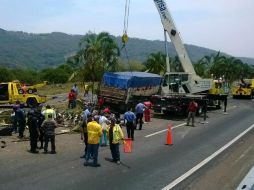 Un tráiler embiste dos vehículos en la autopista Veracruz-México, y deja un saldo preliminar de dos fallecidos. TOMADA DE @candresrf  /