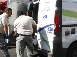 Camilleros del Servicio Médico Forense trasladaron el cuerpo a la morgue de Guadalajara. ARCHIVO /