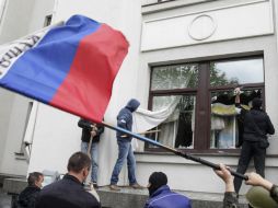 Militantes prorrusos continúan ocupando edificios del gobierno, la policía y la administración ucraniana en el este de Ucrania. EFE /