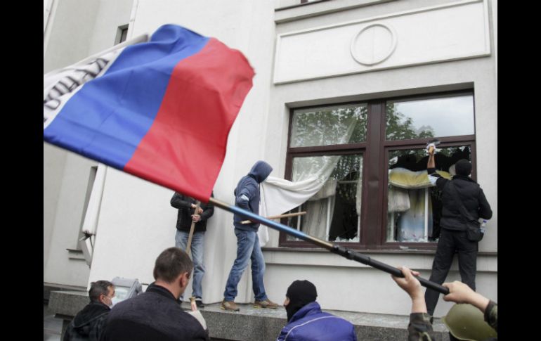 Militantes prorrusos continúan ocupando edificios del gobierno, la policía y la administración ucraniana en el este de Ucrania. EFE /