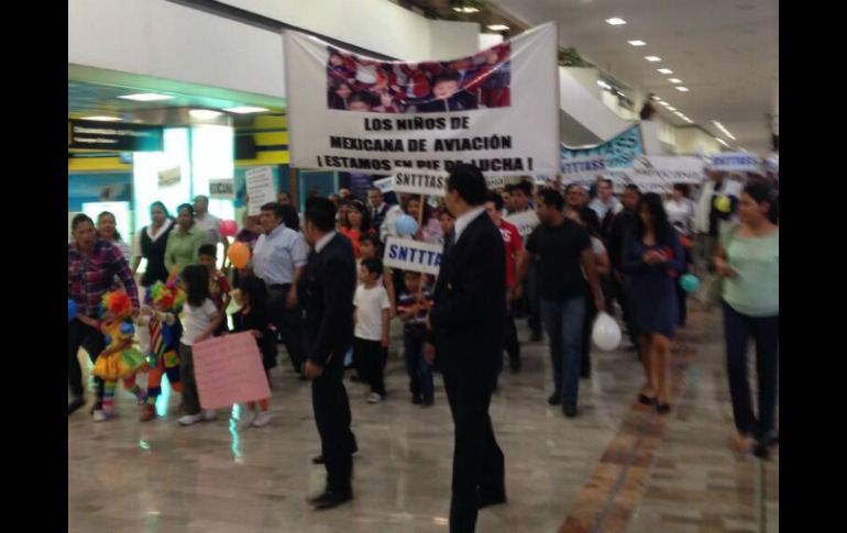 Los manifestantes llevan a sus hijos pues afirman que ellos son los afectados por su desempleo. TOMADA DE @sergiomqn  /