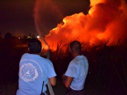 Los bomberos trabajaron en la extinción del fuego. ESPECIAL /