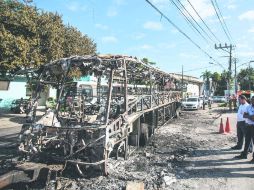 Hostilidad. Presuntos narcotraficantes prendieron fuego a autobuses de pasajeros. EFE /