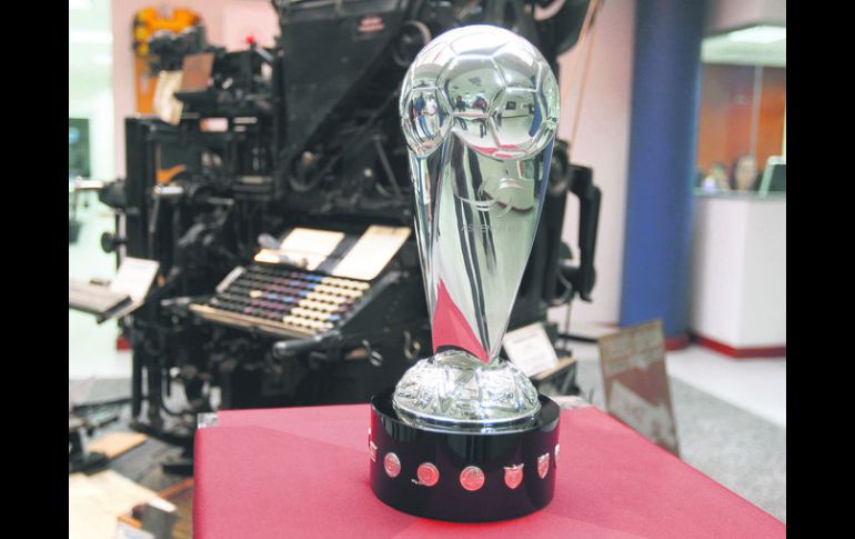 El trofeo que recibirá el campeón del Clausura 2014 del Ascenso MX estuvo en las instalaciones de EL INFORMADOR.  /