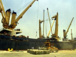 La baja fue resultado de una caída en las exportaciones e inversiones, menores y adquisiciones en el sector privado. ARCHIVO /