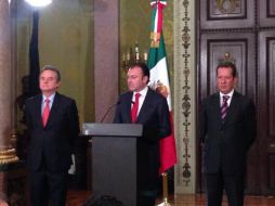 Pedro Joaquín Coldwell (i) y Luis Videgaray (c) presentan la iniciativa de leyes secundarias de la reforma energética. ESPECIAL /