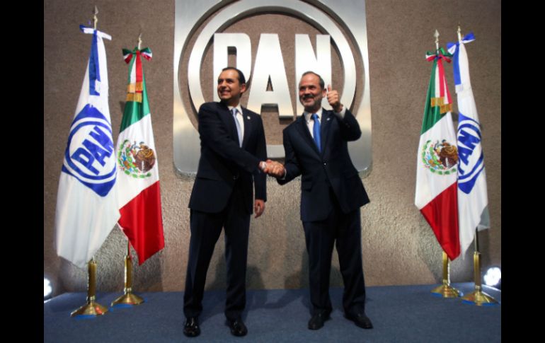 Más que mirar al futuro, ambos candidatos usaron el pasado del partido para atacarse ayer por la noche. NTX /