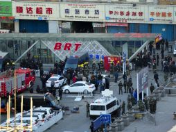 Personal de Seguridad llega a la entrada de la estación donde ocurrió la explosión. AP /